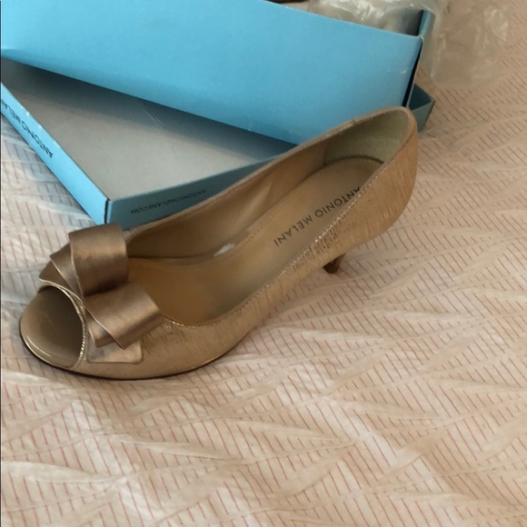 Hold bow heels - Picture 3 of 3